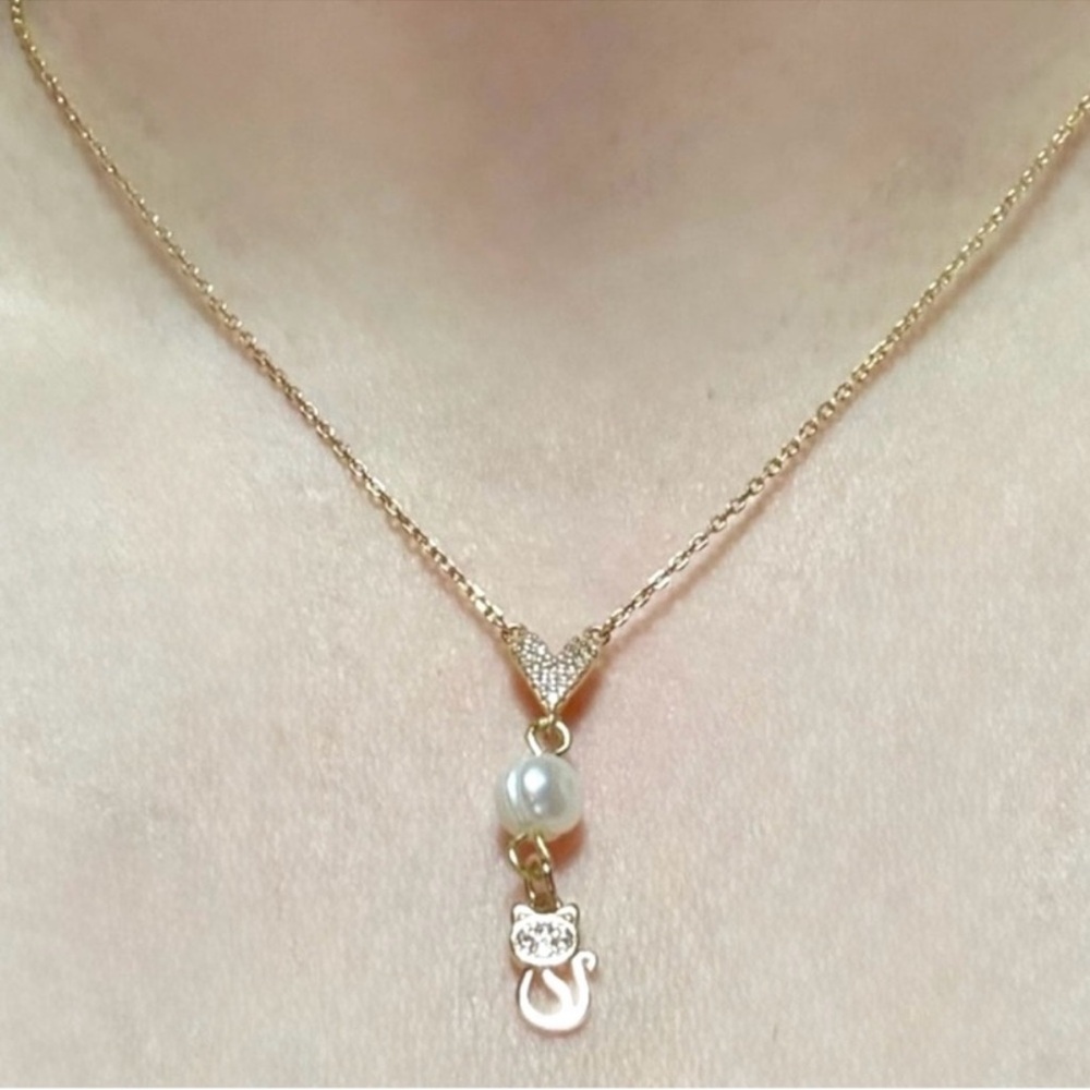 Elegant Cat Lover Gold Pearl Pendant Necklace and Earrings Set - Picture 3 of 7